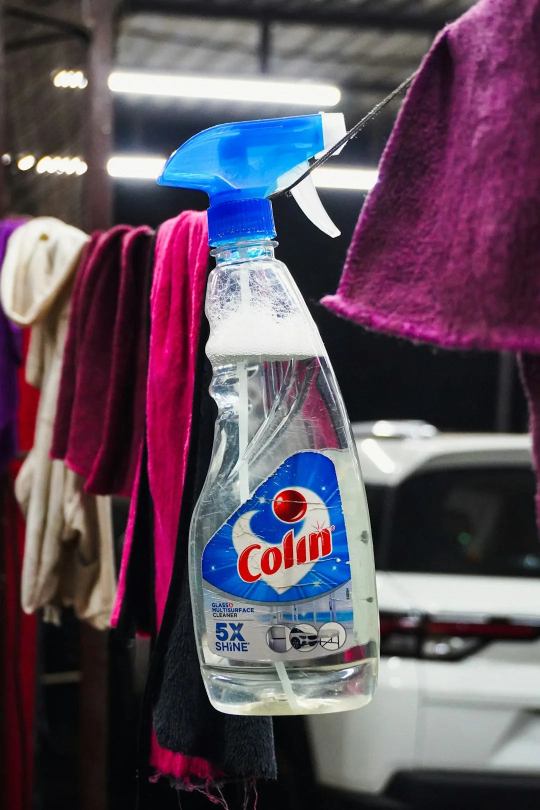 services-01 Boîte en carton ouverte avec des vêtements près d’une fenêtre, symbolisant un déménagement ou une réinstallation.